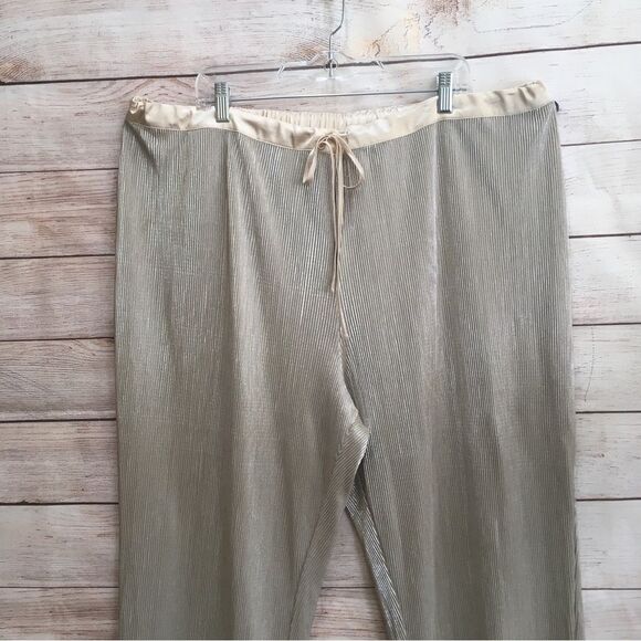 MASSEY’S LOUNGE SET IN GOLD - Picture 9 of 12